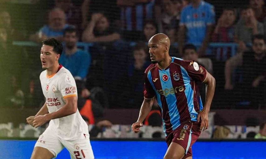 Trabzonspor, Galatasaray'ı 3-0 ile geçerek ilk yarıyı domine etti