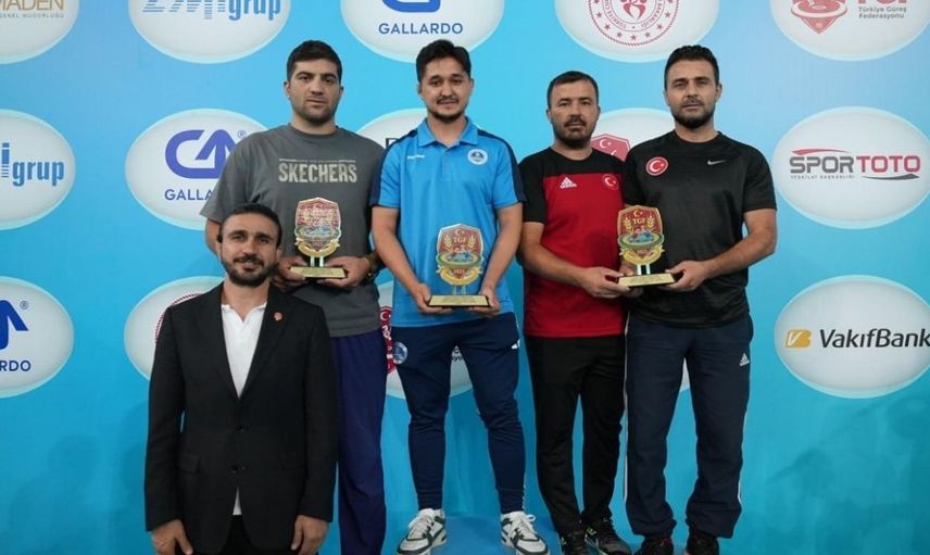 Kartepe’nin güreşçileri Ankara’dan madalyalarla döndü