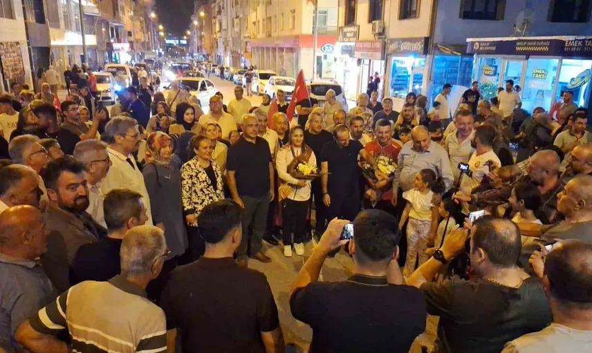 Dünya şampiyonu genç güreşçi özdenur’a ilçesinde coşkulu karşılama