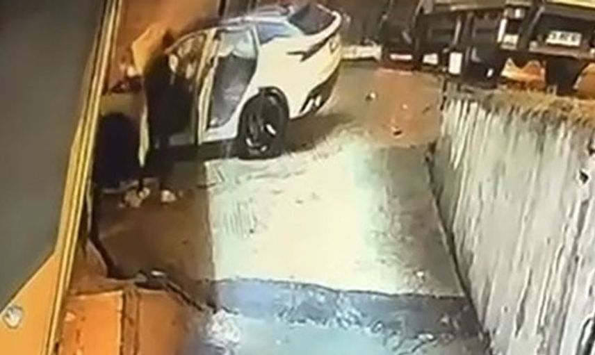 Beylikdüzü'nde kaza anları: Alevler içindeki sürücüyü vatandaş kurtardı