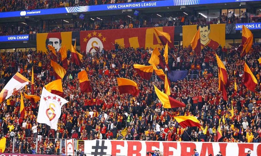 Okan Buruk'un strateji değişikliği: Galatasaray, Barcelona karşısında 3 oyuncuyla sahaya çıktı
