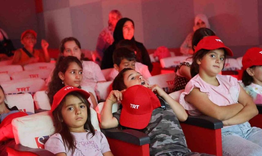 Elazığlı çocuklara sinema keyfi sunan TRT Sinema Tırı büyük ilgi gördü