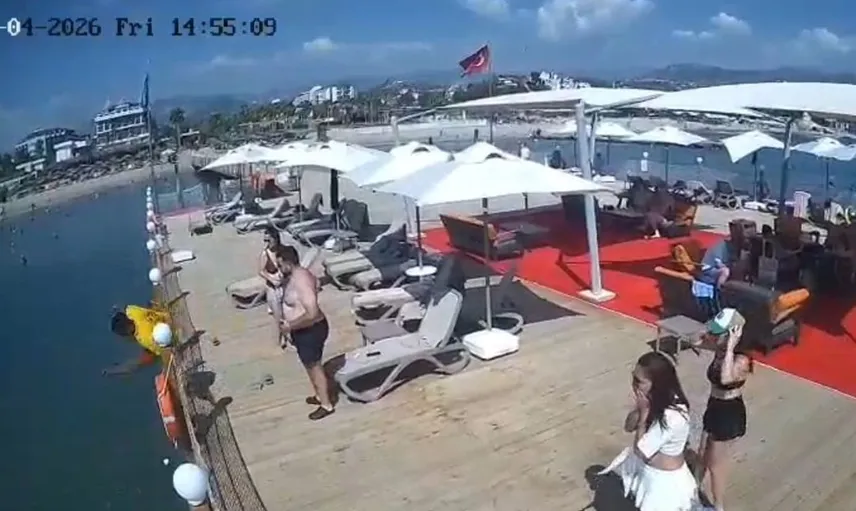 Alanya'da iskeleden sığ suya atlayan adam hayatını kaybetti