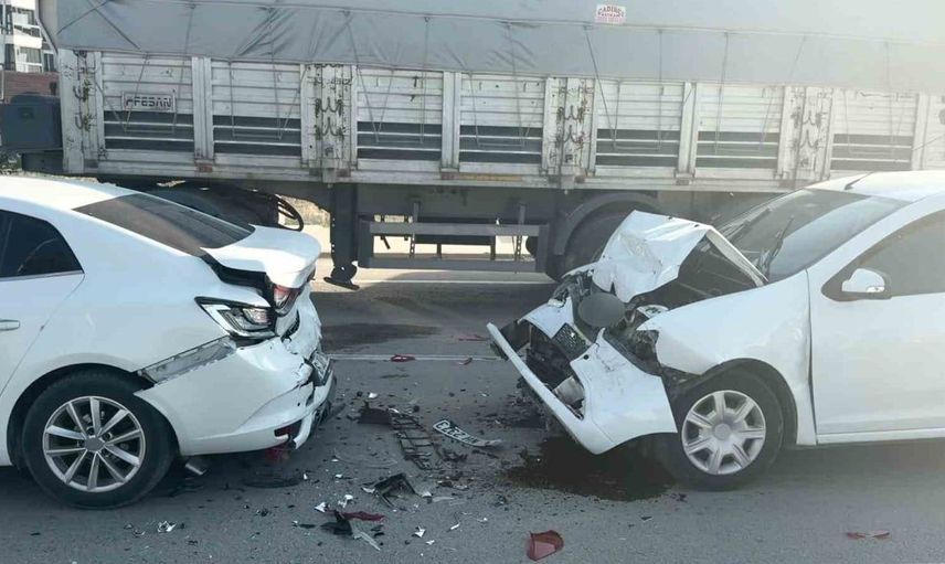 Aksaray'da trafik ışıklarında zincirleme kaza: 4 araç birbiriyle çarpıştı