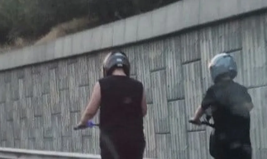 TEM Otoyolu’nda scooter kazası: iki kişi tehlikeli yolculuk yaptı