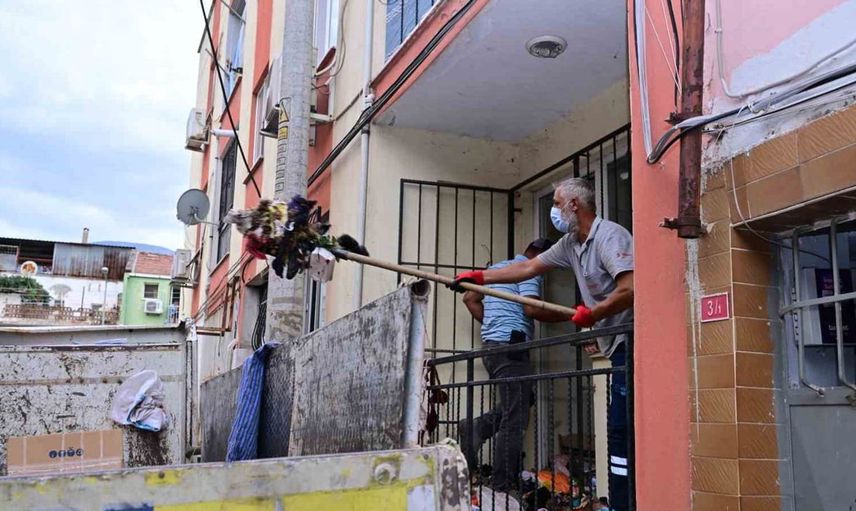 Manisa'da çöp ev sorununa çözüm bulundu: Apartman sakinleri rahat bir nefes aldı