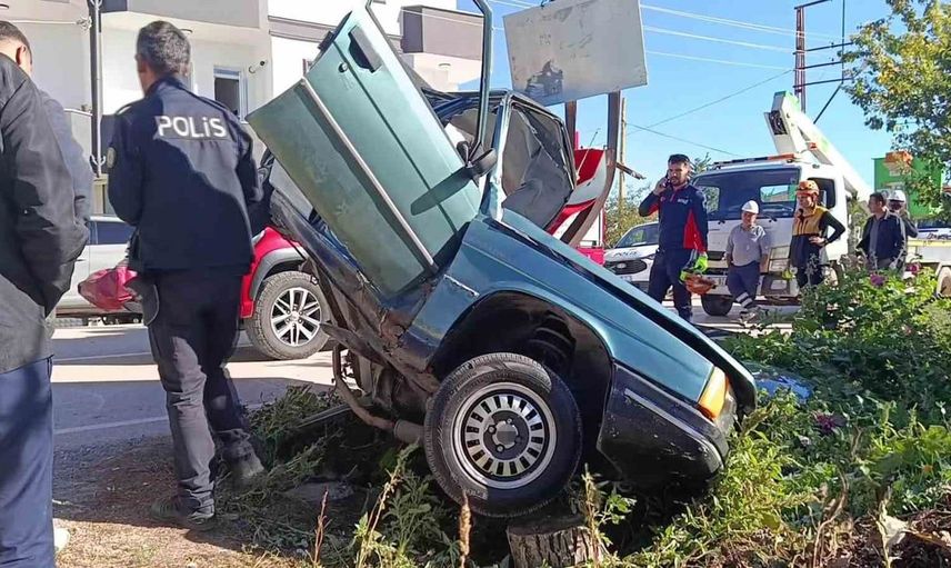 Amasya'da elektrik direğine çarpan otomobil ikiye ayrıldı, iki kişi yaralandı