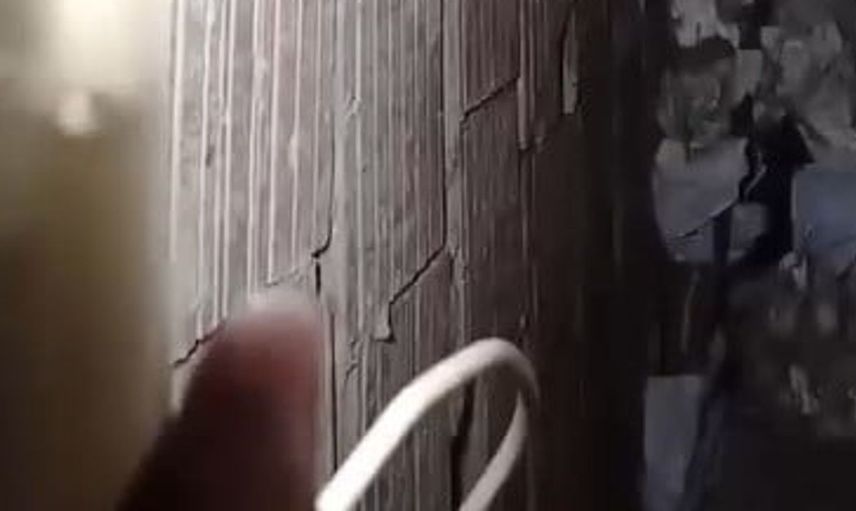 Alanya'da havalandırma boşluğuna düşen kedi başarılı bir operasyonla kurtarıldı