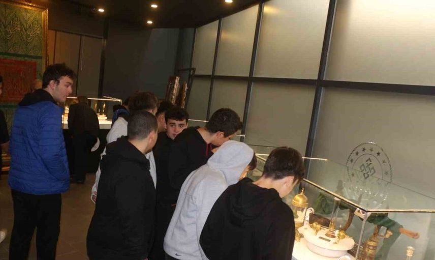Eskişehirli gençlerin tarihi keşfi: Mukaddes emanetler sergisi ziyareti