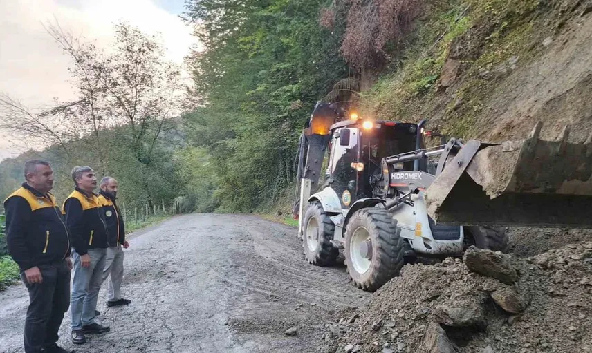 Düzce'de etkili yağışlar heyelana yol açtı, yol yeniden açıldı