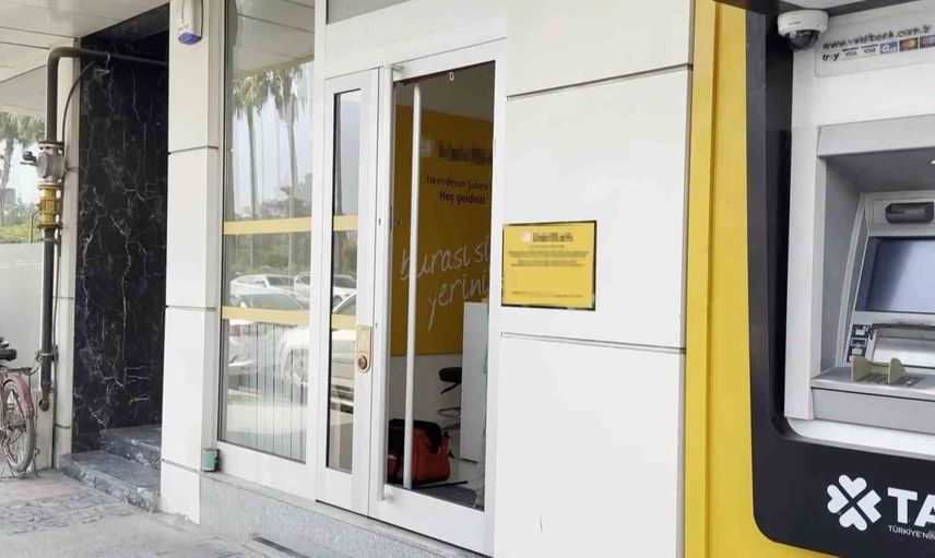 İskenderun'da kamu bankasında soygun girişimi: Hırsız camı kırdı ama başarısız oldu