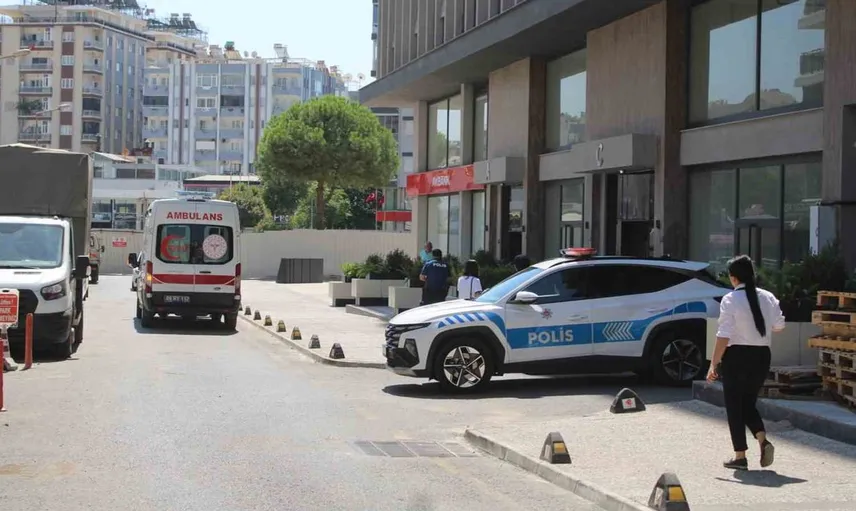 Merdiven kazası: 51 yaşındaki adam hastaneye kaldırıldı