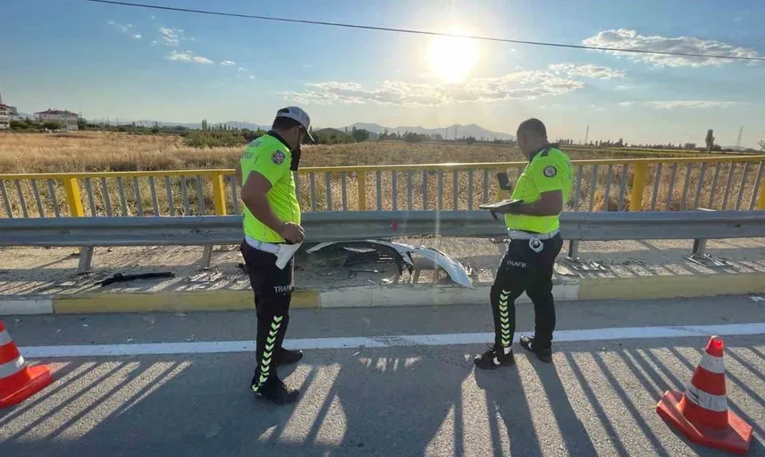 Karaman'da lastiği patlayan otomobil bariyerlere çarptı, bir kişi yaralandı