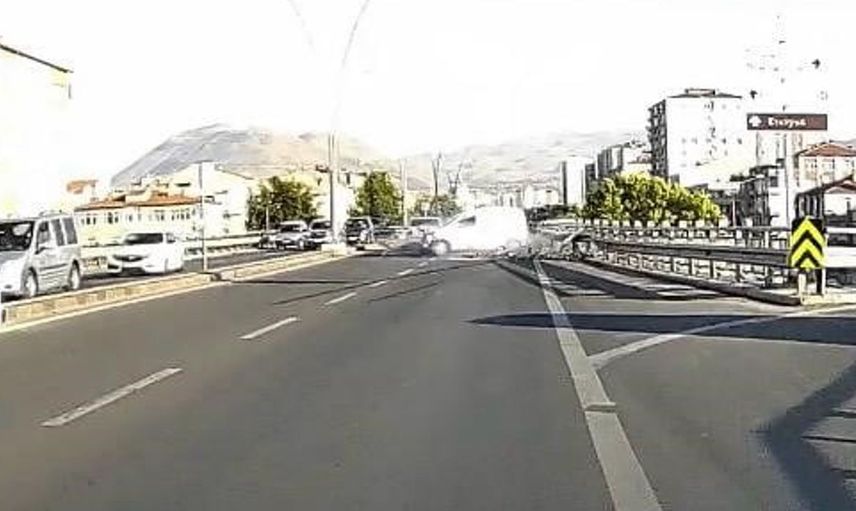Kayseri'de kontrolden çıkan araç bariyerlere çarptı
