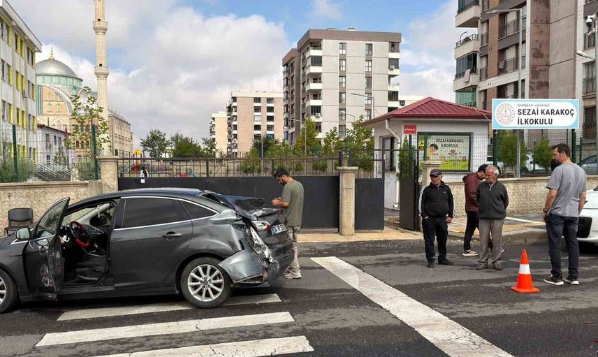 Diyarbakır’da halk otobüsü ve otomobil çarpıştı: Dört yaralı