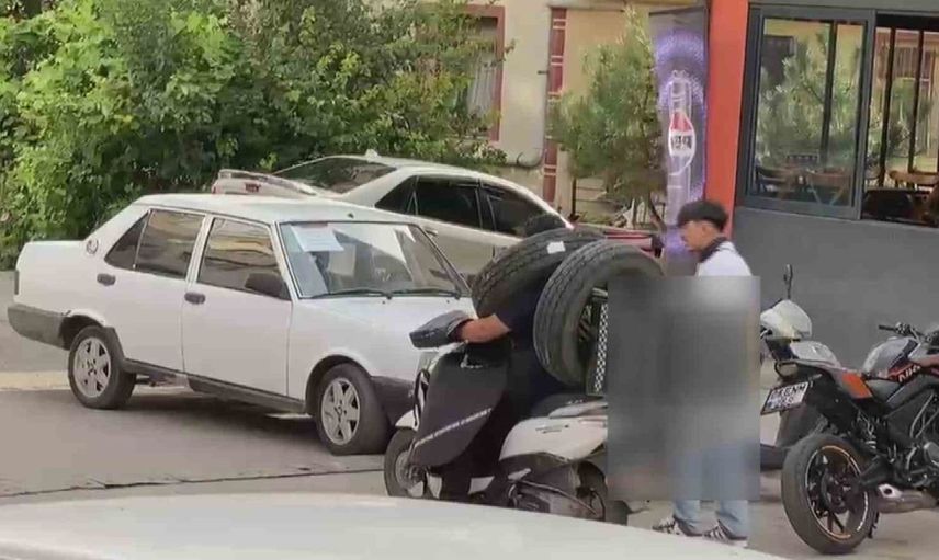 Ankara'da kuryeden dikkat çeken lastik taşıma yöntemi