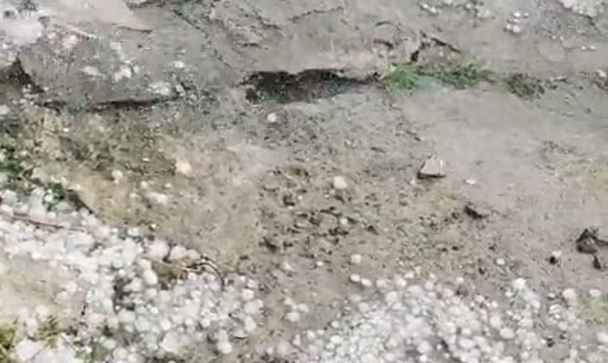 Ardahan'da dolu yağışıyla kış manzarası yaşandı