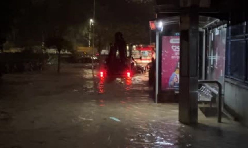 Ayazağa'da sağanak yağış felaketi: Mahsur kalan vatandaşlar kepçe ile kurtarıldı