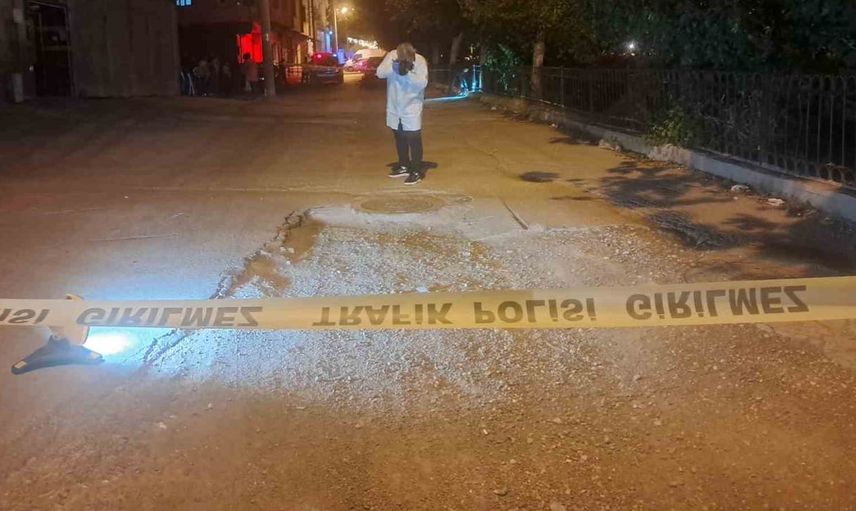 Motosiklet kazasından sonra rögar kapağına asfalt döküldü