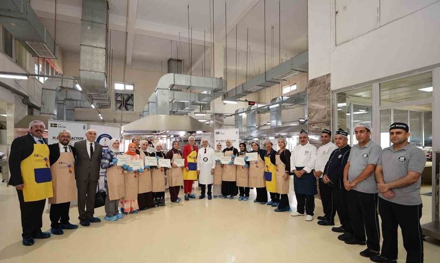 İsveç Büyükelçisi gaziantep'in ünlü baklavasını açarak aşevinde anlamlı bir ziyarette bulundu