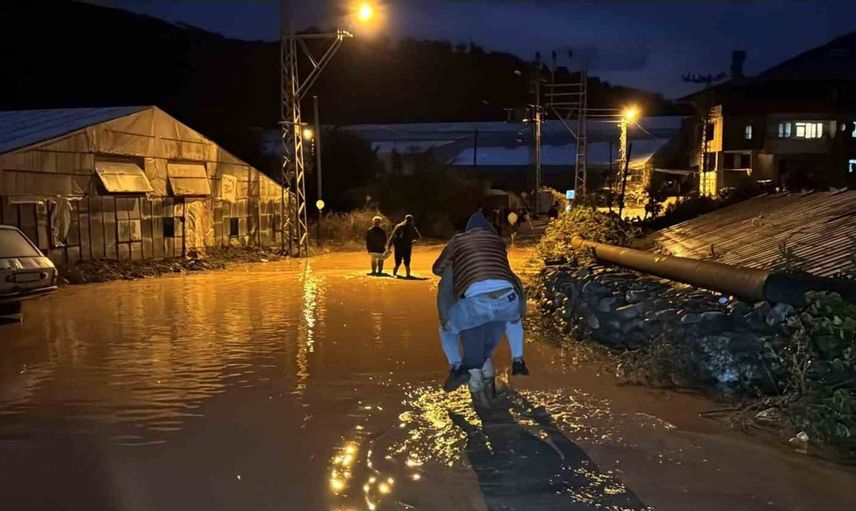 Mersin'de sağanak yağışın etkileri: Caddeler göle döndü