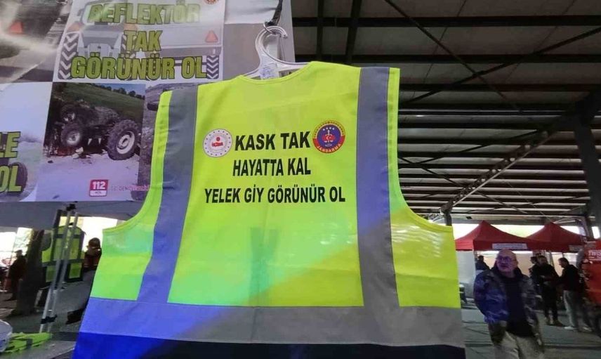 Çivril'de jandarma, trafik güvenliği için reflektörlü yelek dağıttı