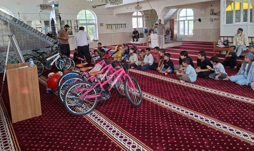 Yumurtalık'ta kur'an kursunu başarıyla tamamlayan öğrencilere hediyeler verildi
