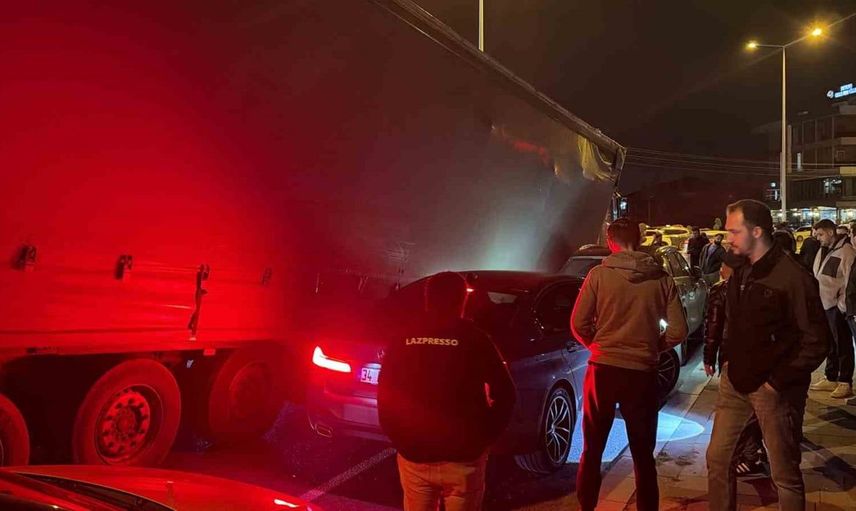 Düzce'de tır dorsesi devrildi, 3 araç kıl payı kurtuldu