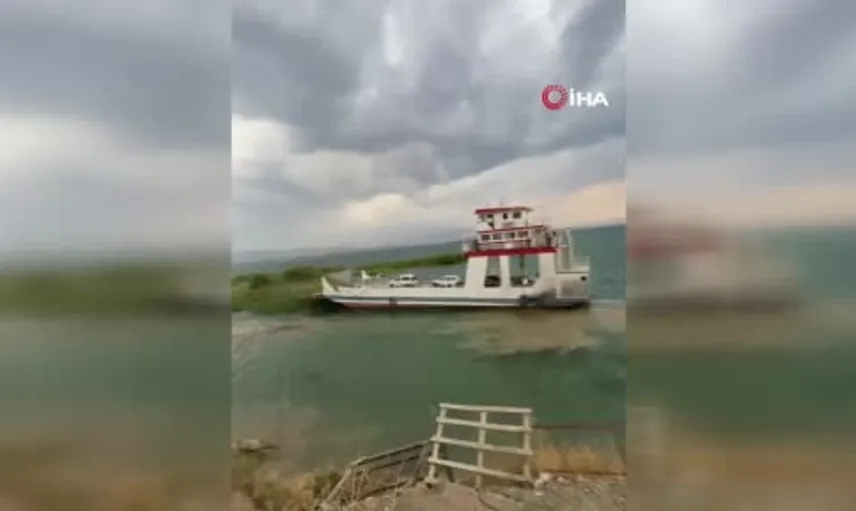 Elazığ'da fırtına feribot seferlerini aksattı