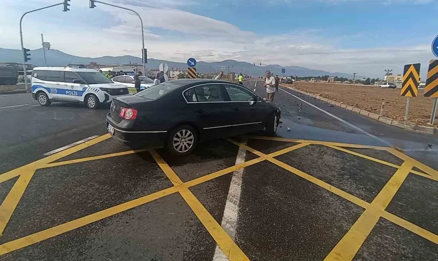 Gaziantep’te kavşakta otomobil çarpışması: Maddi hasar, yaralanma yok