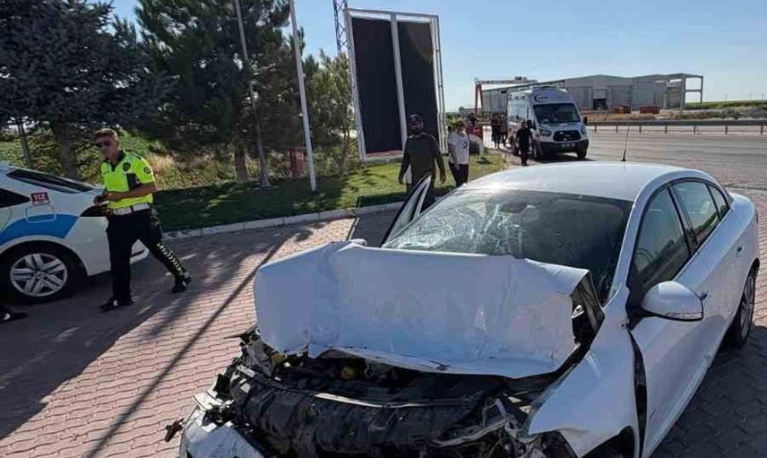 Aksaray'da otomobil kamyona çarptı: 5 kişi yaralandı