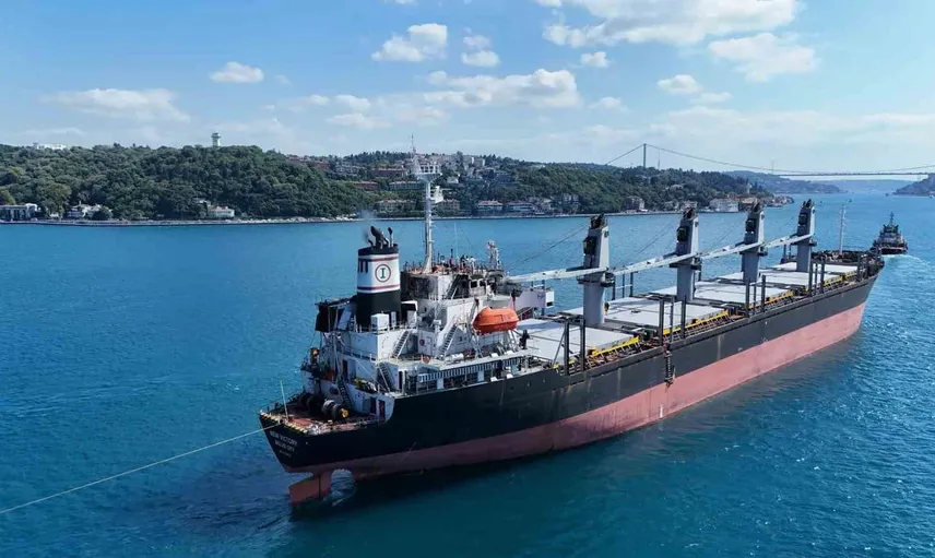 İHA saldırısında hasar gören New Victory İstanbul Boğazı’ndan geçirildi: Gemi trafiği çift yönlü kapatıldı