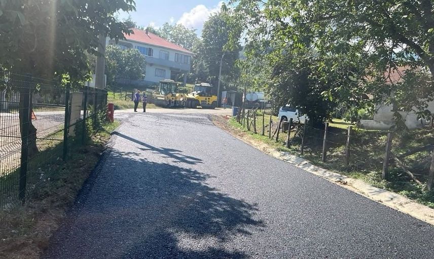 Kavakbıçkı köyünde ulaşım konforunu artıran sıcak asfalt çalışmaları başlatıldı