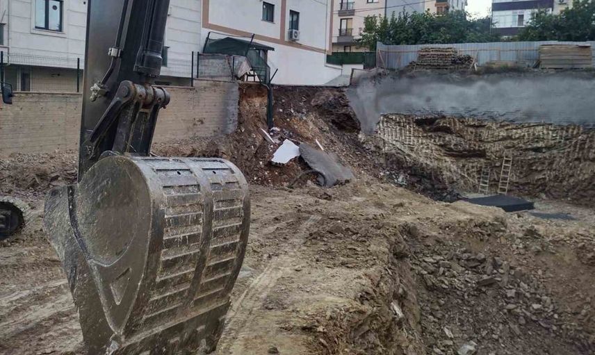 Çekmeköy'de çöken istinat duvarı nedeniyle binada tahliye işlemi yapıldı