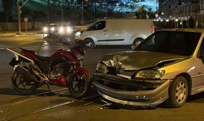 Eskişehir'de otomobil ve motosiklet çarpıştı: 2 yaralı