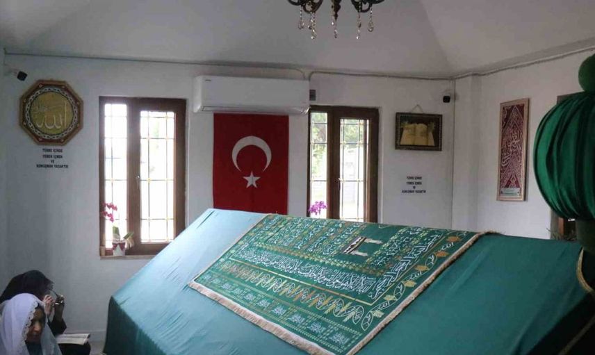 Sakar Baba türbesi, ziyaretiyle manevi huzur arayanları ağırlıyor