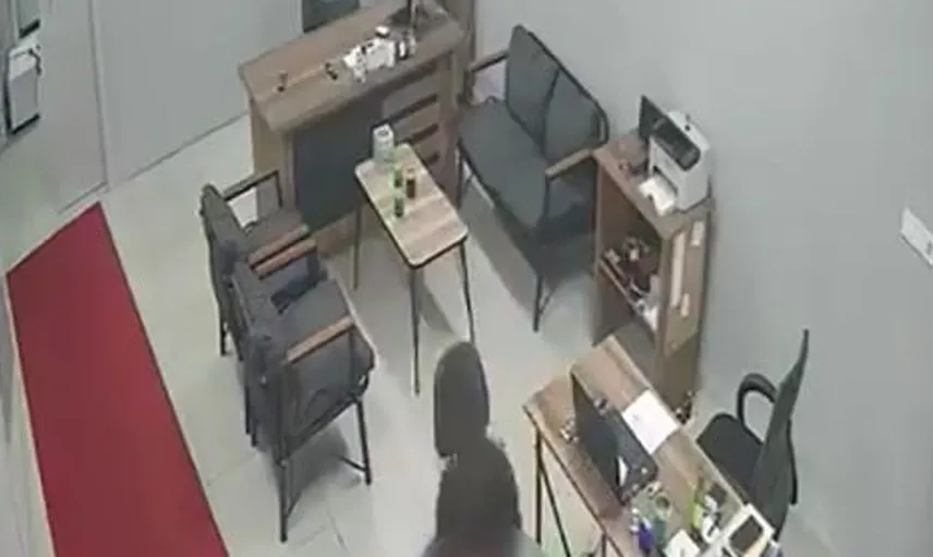 Bursa'da beyaz eşya tamirhanesinde cep telefonu hırsızlığı: güvenlik kameraları her şeyi kaydetti