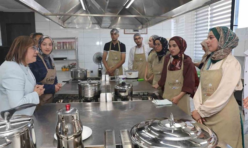 Fatma Şahin, Gaziantep Büyükşehir Belediyesi yaz okullarını ziyaret etti