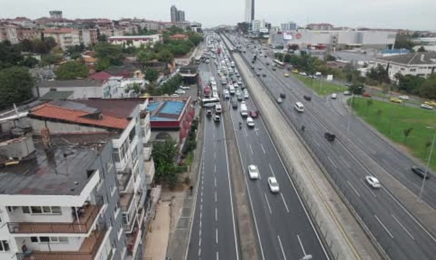 Avcılar'da direksiyon hakimiyetini kaybeden midibüs kaza yaptı