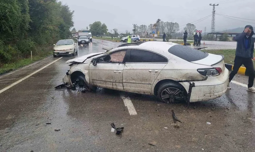 Zonguldak'ta otomobil bariyerlere çarptı, sürücü hastaneye kaldırıldı