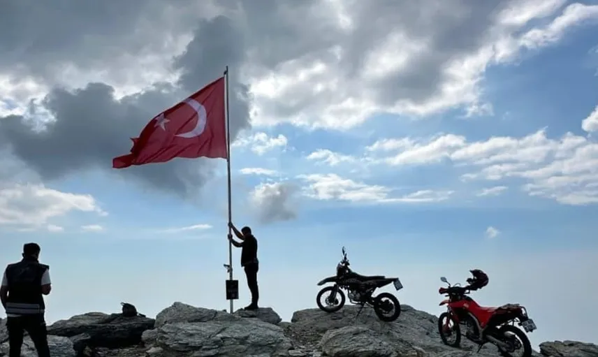 Zirvede Türk bayrağını yenilediler: Motosiklet tutkunlarından anlamlı etkinlik