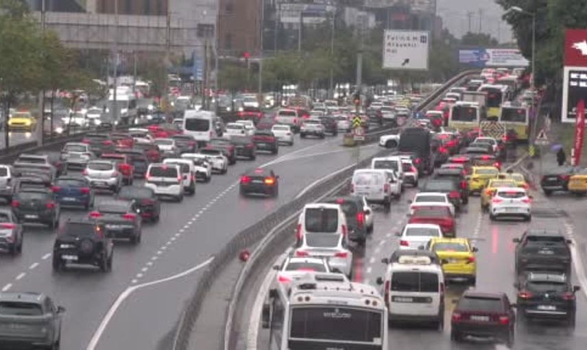 İstanbul'da sağanak yağış trafiği felç etti: Yoğunluk tam yüzde 89
