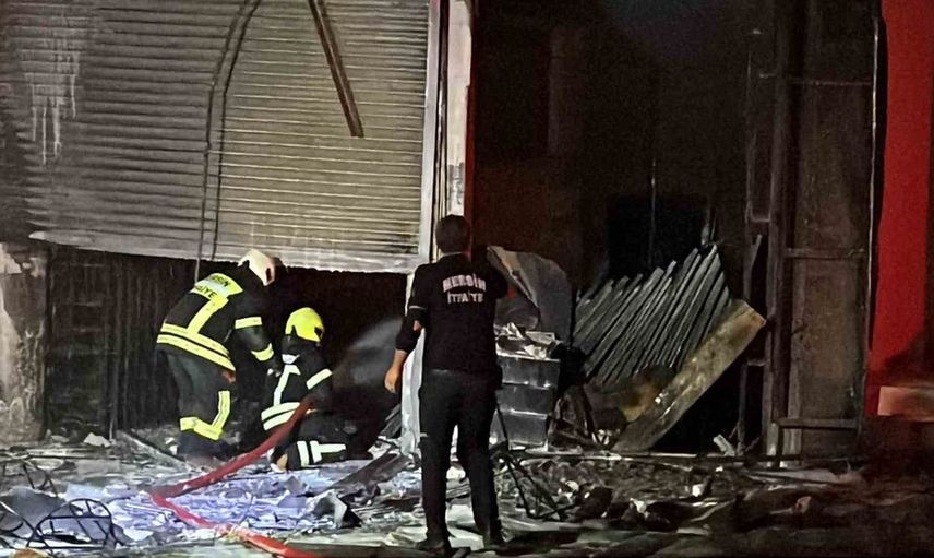 Mersin'deki mobilya mağazasında yangın: 2,5 saatlik yoğun müdahale ile kontrol altına alındı