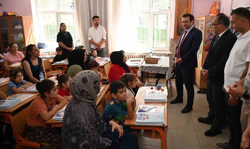 Aydın'da minik öğrencilerle buluşan eğitim yöneticileri destek sağladı