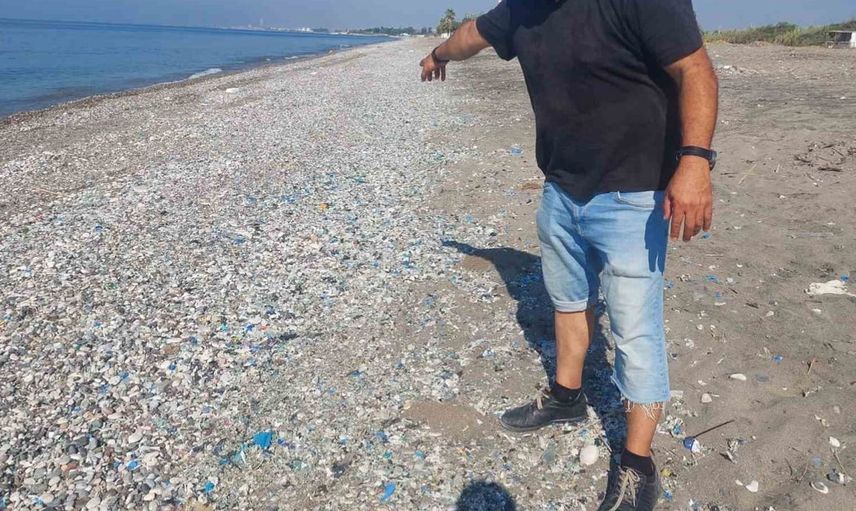 Mersin sahilindeki plastik kirliliği dikkat çekiyor