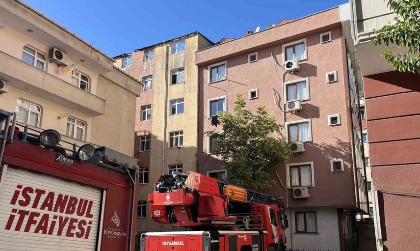 Bahçelievler'de boşaltılan binanın çatısında yangın paniğe neden oldu
