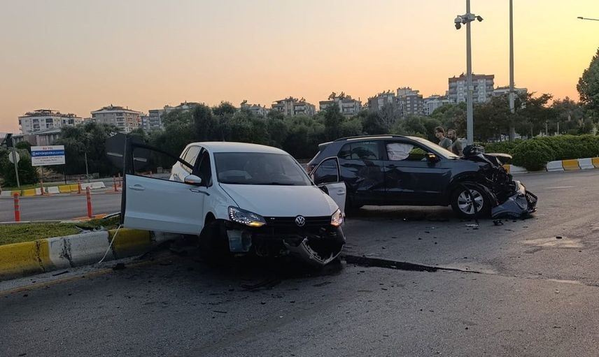 Aydın'da otomobille çarpışan araç refüje çıktı: 1 yaralı