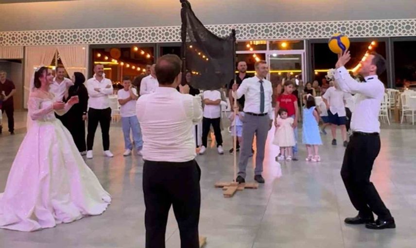 Voleybol ile tanıştılar, düğünlerinde de oynadılar