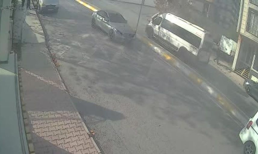 Esenyurt'ta direksiyon hakimiyetini kaybeden sürücü feci kazaya neden oldu