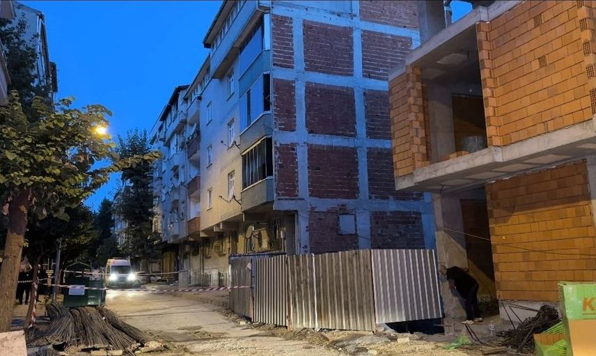 Sultangazi'de çatlayan apartmanlar tahliye edildi